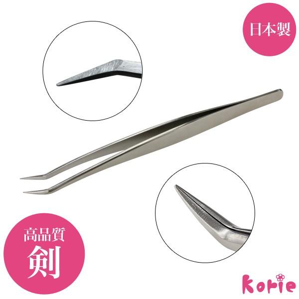 日本製上質なステンレス製で斜めの角度で先端の方が鋭く尖ったエクステンション用ピンセット★長時間使用しても、手に負担がかかりません♪軽量設計☆まつげをつまむ時にも柔らかく挟めます。先端を極細に仕上げているので、手でつかんだ時の操作性が優れてい...