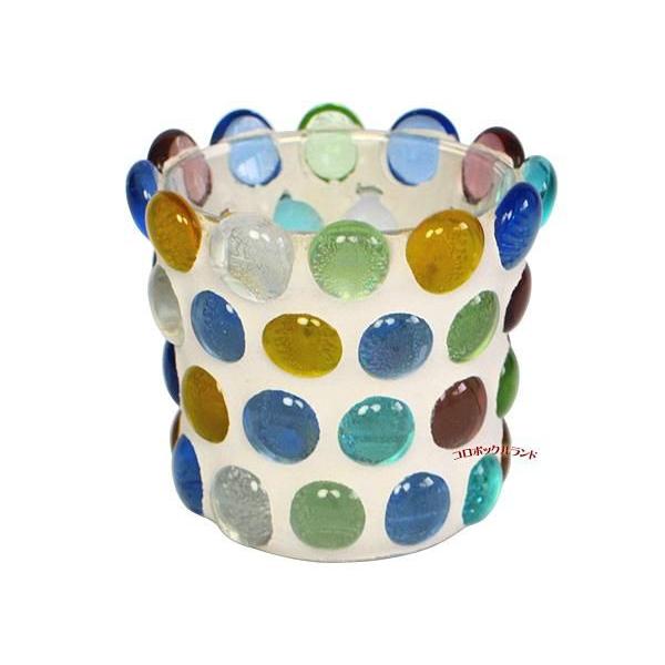 ドットガラスで装飾されたガラスキャンドルホルダーです。多肉植物ポットやペンスタンドなどにもお勧めです。在庫限りの処分品です。サイズ（約）：高7.5cmｘ外径8.3cm（内口径6.2cm）／箱なし素材：ガラス、セメントデザイン：ドット10%税...