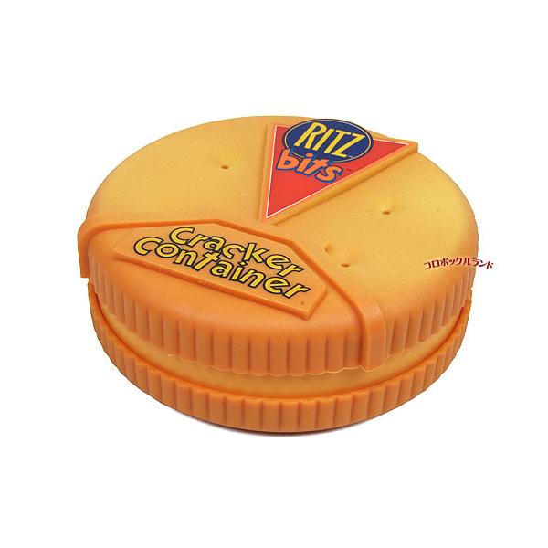リッツの形をしたプラスチック製のコンテナです。お菓子や小物入れにどうぞ♪密閉容器ではありません。在庫限りで再入荷ございません。サイズ（約）：直径11.5cmｘ厚4.2cmプラスチック素材＊袋パッケージを開封検品してからお届けいたします。製造...