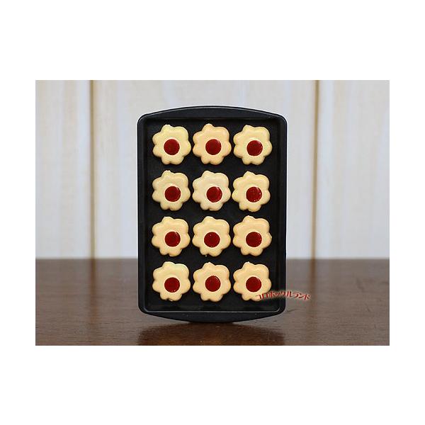オーブンプレートモチーフのマグネットです。沢山のお花の形をしたクッキーが整列しています。キッチン雑貨や生活家電＆家具などをモチーフにしたマグネットです。細部まで表現されたコレクションしたくなるミニチュアシリーズです。パッケージ開封写真は別デ...