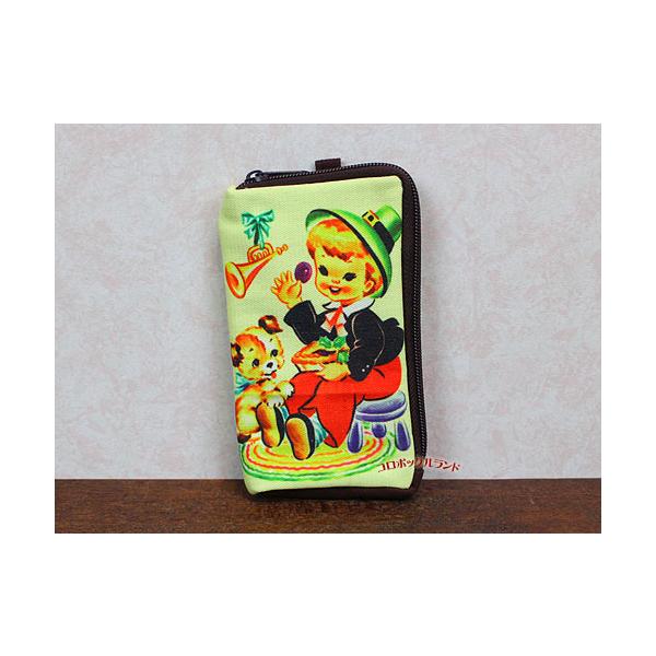 アメリカンなデザインのジッパーポーチです。少しクッションが入っていますので携帯やスマホ、デジカメなどのケースにもどうぞ♪両面異なるデザインで２度楽しめます。内張りはナイロン生地で出し入れし易いです。高さはiPhone6sがぴったり入るサイズ...