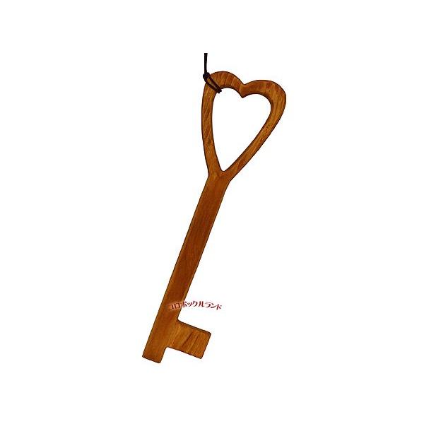 カギモチーフの木製カンｔリーオーナメントです。軽量で押しピンなどで壁掛け出来ます。サイズ（約cm）：全長28.5ｘ8..5ｘ厚1.1／箱なし素材：国産天然杉、ヒモデザイン：primitive heartオスモカラー仕上げ＊自然の植物油と植物...