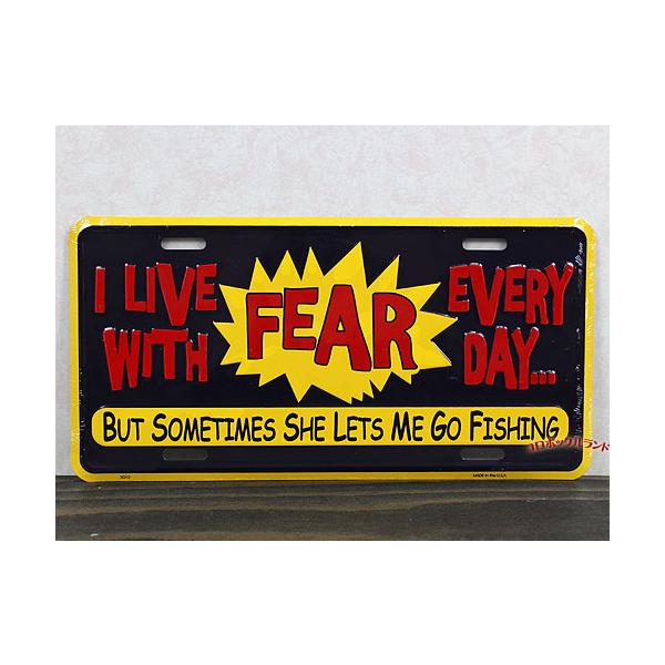 USA製のナンバープレートサイズのデザインプレートです。カラフルポップなデザインからアートなものまで200種類以上を販売しています。プレートにはフラットなものと凸凹したエンボス加工の２種類があります。余白のあるプレートは愛車のナンバーやお好...