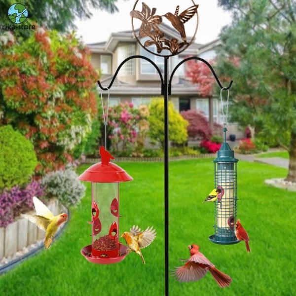 【商品名】鳥用 給水器 給餌器 鳥水やり バードフィーダー 鳥用 吊り下げ 野鳥小鳥 おしゃれ プラスチック 鳥の餌箱 グリッドチューブ付き 鳥 給餌器 スタンド 餌入れ 餌台 餌場 ペット食器 鳥用品商品仕様カラー：レッド材質：合金/鉄　...
