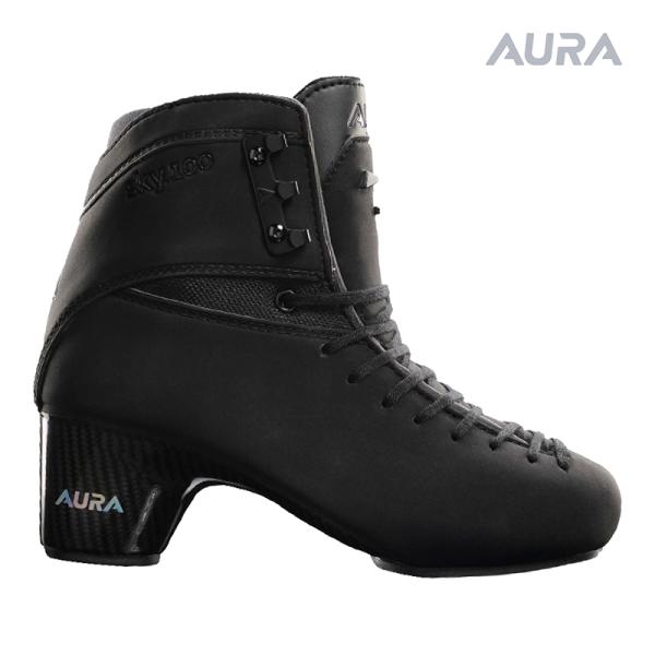 AURA（オウラ）スケート靴 SKY 100 -Black（スカイ 100）AURAが上級スケーター向けに開発したSKY 100。最先端のカーボンファイバーとサーモポリマーが使用されています。靴底と一体型のワンピース構造のブーツは、特殊なオ...