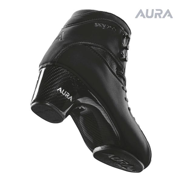 AURA（オウラ）スケート靴 SKY 200 -Black（スカイ 200）AURAが上級スケーター向けに開発したSKY 200。最先端のカーボンファイバーとサーモポリマーが使用されています。靴底と一体型のワンピース構造のブーツは、特殊なオ...