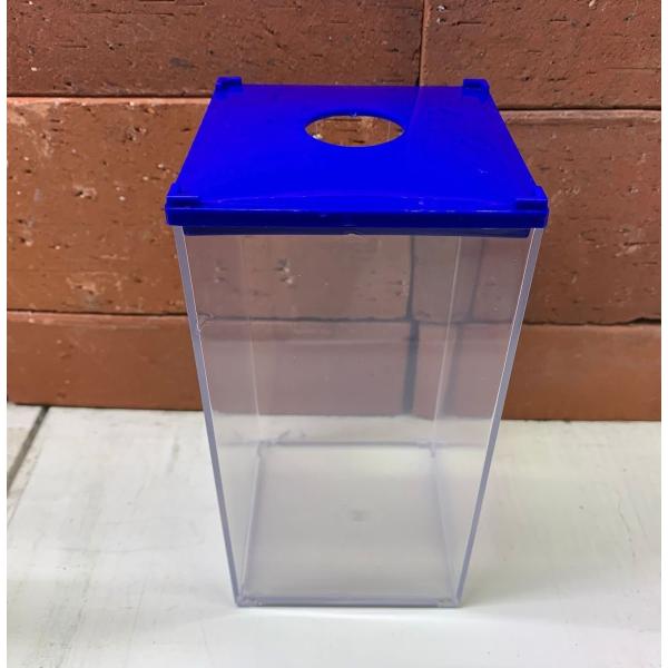 ワイルドベタはジャンプ力がありちょっとした隙間から飛び出してしまいます。フタ付の小型水槽が管理もしやすくおすすめです。仕切りをして並べてコレクションする事もできますよ。素材：プラスチックサイズ：W90×D90×H170mm