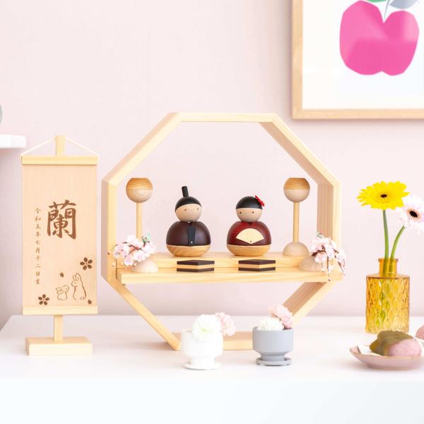 ＜コンパクトでシンプルな木製雛人形＞てづくり工房「木都」の職人が、伝統工芸の技術と天然木の素材を活かし、真心込めて１つ１つ丁寧につくりました。親しみやすく、お子様と一緒に飾れる積み木のようなお雛様です。※色合いなど実際のものと写真とでは多少...