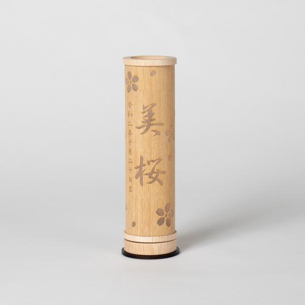 お子様の名前と生年月日を印字できる行燈です♪コンパクトサイズの雛人形や五月人形と一緒に飾るのにぴったり。お子様の節句の思い出を華やかに演出いたします♪●場所を問わず飾れるコンパクトサイズ】サイズは、直径4.5センチ高さ14センチ。コンパクト...