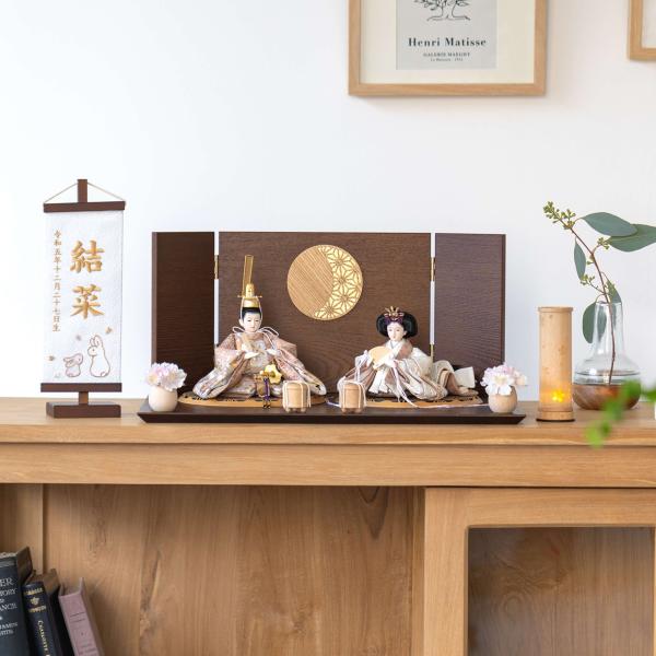 ＜コンパクトでシンプルな木製雛人形＞精巧な凛として美しい佇まいを天然木の優しいぬくもりが包み込む・・・まるで女の子の成長を温かく見守る家族の様に・・・そんなコンセプトから生まれた、親しみやすく、お子様と一緒に飾れる「ことの雛人形」です。＜注...