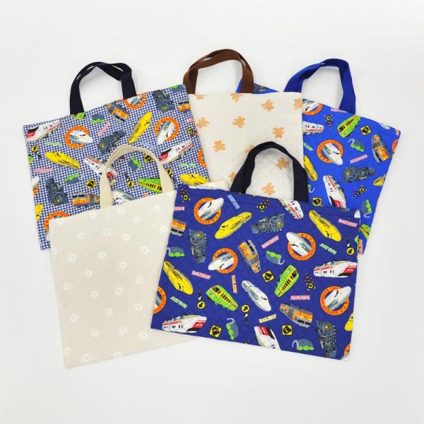 ■商品の特長1.シワになりにくい丈夫なキルティングレッスンバッグ本体は中綿入りのしっかりとしたキルティング素材日本製。2.一般的な幼稚園　保育園　学校の規定を満たすサイズ大判の本やスケッチブックなどがすっぽり入るサイズ。3.バッグの内側には...