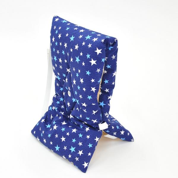 新品の綿100わた使用声や音がよく聞こえる耳穴付き。いすの座布団や背もたれとしても使えます。内側に便利な名札付です。首もと部分に短めのゴムを取り付けました。着用時や使用中のズレ防止の役割を果たします。後部に長めのゴム付。緊急時・災害時以外で...