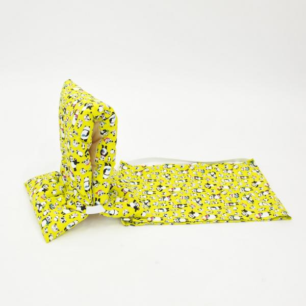 新品の綿100わた使用声や音がよく聞こえる耳穴付き。いすの座布団や背もたれとしても使えます。内側に便利な名札付です。首もと部分に短めのゴムを取り付けました。着用時や使用中のズレ防止の役割を果たします。後部に長めのゴム付。緊急時・災害時以外で...