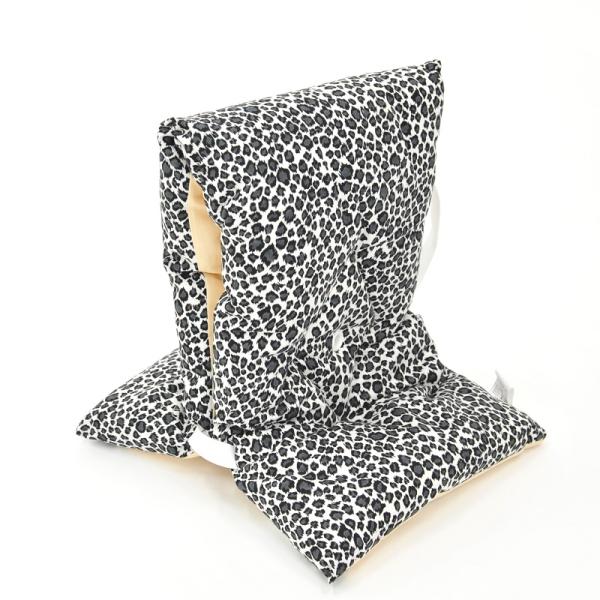 製造.販売メーカーが自信を持ってオススメする声や音がよく聞こえる耳穴付き。いすの座布団や背もたれとしても使えます。内側に便利な名札付です。学童ネームの写真はイメージです。首もと部分に短めのゴムを取り付けました。着用時や使用中のズレ防止の役割...