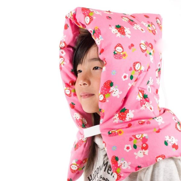 声や音がよく聞こえる耳穴付き。いすの座布団や背もたれとしても使えます。内側に便利な名札付です。写真はイメージです。首もと部分に短めのゴムを取り付けました。着用時や使用中のズレ防止の役割を果たします。後部に長めのゴム付。緊急時・災害時以外では...