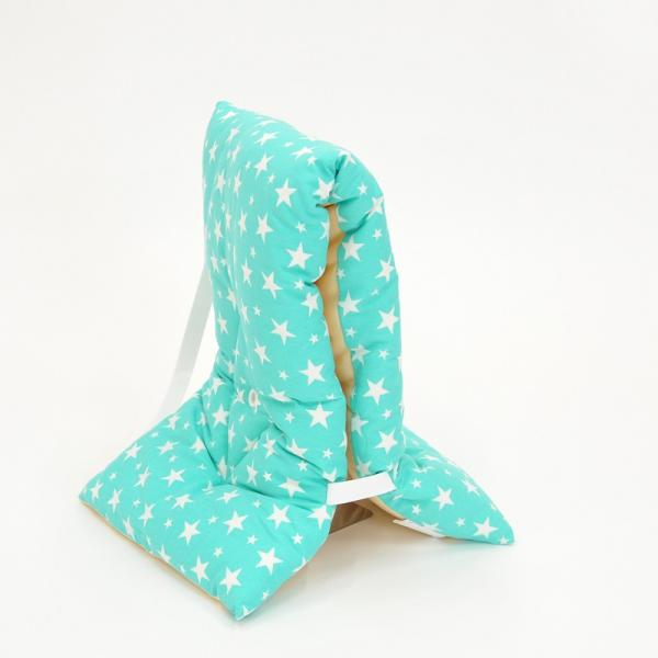 送料無料声や音がよく聞こえる耳穴付き。いすの座布団や背もたれとしても使えます。内側に便利な名札付です。首もと部分に短めのゴムを取り付けました。着用時や使用中のズレ防止の役割を果たします。後部に長めのゴム付。緊急時・災害時以外では背もたれに引...