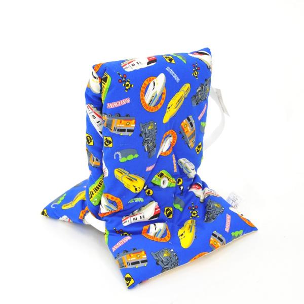 送料無料声や音がよく聞こえる耳穴付き。いすの座布団や背もたれとしても使えます。内側に便利な名札付です。首もと部分に短めのゴムを取り付けました。着用時や使用中のズレ防止の役割を果たします。後部に長めのゴム付。緊急時・災害時以外では背もたれに引...