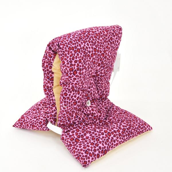 新品の綿100わた使用声や音がよく聞こえる耳穴付き。いすの座布団や背もたれとしても使えます。内側に便利な名札付です。首もと部分に短めのゴムを取り付けました。着用時や使用中のズレ防止の役割を果たします。後部に長めのゴム付。緊急時・災害時以外で...