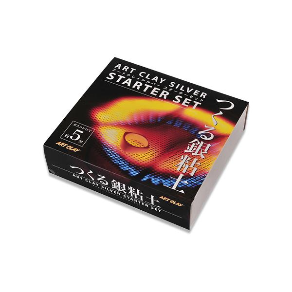 アートクレイシルバー（銀粘土）は、純銀の微粉末と水とバインダーが混ざり合った粘土状の素材で、焼き上げると純銀に変わります。柔らかい粘土なので自由なカタチに作りやすく、初心者の方でも手軽にシルバーアクセサリー作りを楽しめます。初めての方でもす...