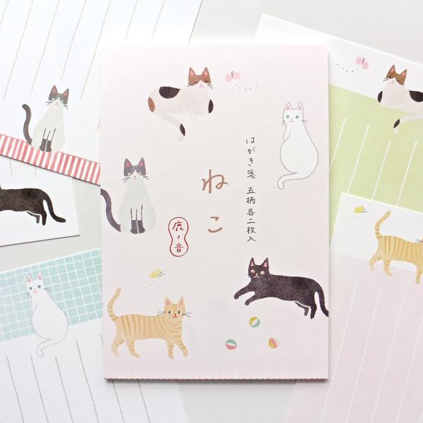 かわいらしい猫たちが描かれた罫線入りのはがき箋。シンプルなデザインで場面問わずお使いいただけます。ちょっとしたお礼を書くときや、お手紙を書くときにおすすめです。● 鹿ノ音《カノネ》シリーズ ●和のイメージの商品を、デザイナーや作家の視点で作...