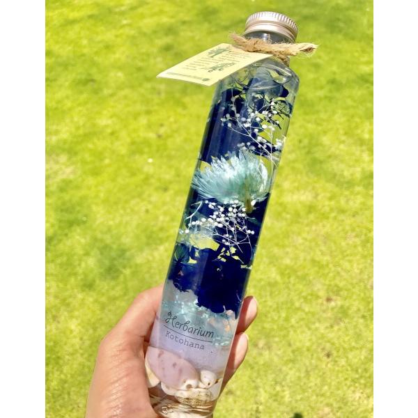 暑い夏の海に爽やかなマリンブルー夏を感じさせるハーバリウムです。★ギフトボックスを希望の方は、プルダウンにてご選択ください。(通常配送はボトルをエアキャップで巻いてお届けします。)作品1本のお値段です。★デザインボトル(＋350)、名入れを...