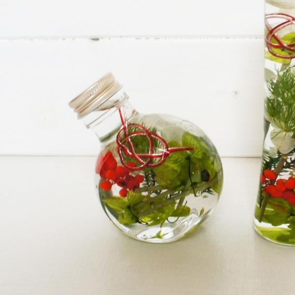 新しい年の始まりに玄関の棚やリビングなどにハーバリウムを飾りませんか。【サイズ】〇直径 4.6cm〇高さ 9.4cm★使用花材★あじさい・かすみ草・ペッパーベリー・ミリオクラダス・バンリード・水引★ギフトボックスを希望の方は、ギフトbox(...