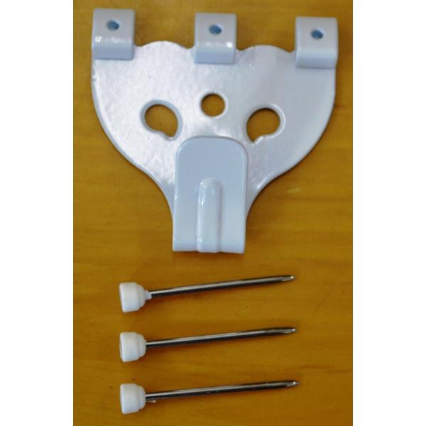 ◆サイズ：巾4.2×長さ4×厚み1.4cm位 ◆仕様　本体：鉄　白塗装　釘：３本　安全荷重：５kg迄◆特徴　鉄製の白塗りタイプなので白色の壁面に最適です。　重い額でも５kgまでならOKです。　※展示物の落下等の責任は負いませんので設置する際...