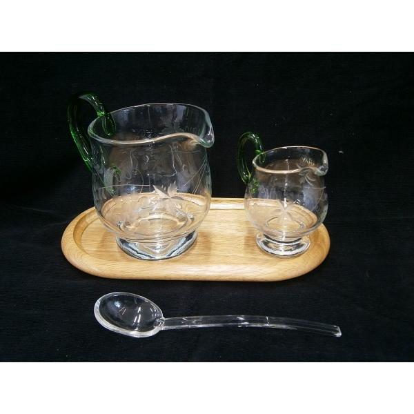 グラスウェア/和食器/ガラス製/砂糖クリーマーセット■サイズ:大ポット口径80mmФ×H95mm/小ポット口径50mmФ×H75mm/木製トレーW210mm×D110mm×H14mm/スプーンL160mm■備考※手作りのため表示サイズ、スタ...