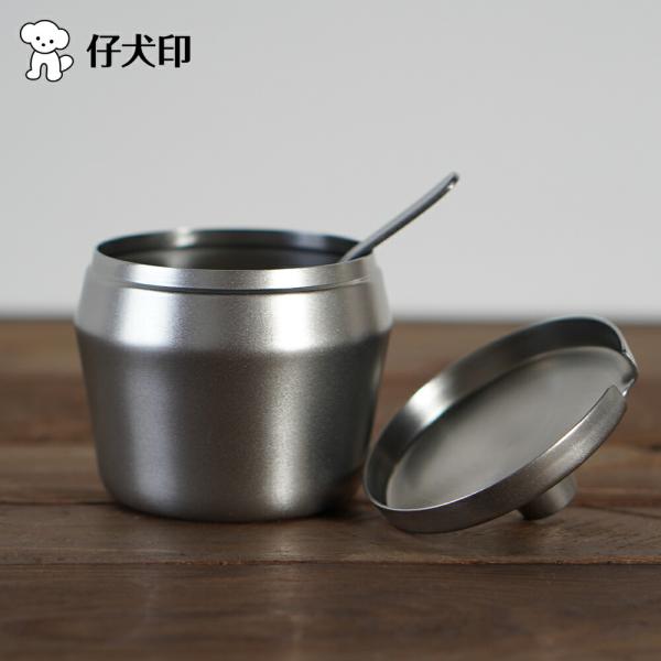 仔犬印のシュガーポット。【品名】シュガーポット（マットフィニッシュ） スプーン付【入数】1個【サイズ（約）】高さ90×底径65mm、板厚0.9mm【素材】18-8ステンレス【容量（約）】280cc【生産国】日本●ご購入の前に・細かな傷や接合...