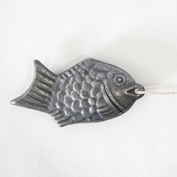 鳥部製作所の鉄の健康鯛。鍋ややかんに入れて毎日の鉄分補修に。漬物・黒豆などの色付けに。何回でも繰り返しお使いいただけます。【品名】鉄の健康鯛【サイズ（約）】80mm × 41mm（紐は含まず）【重量（約）】122g【素材】本体：鉄、ひも：綿...