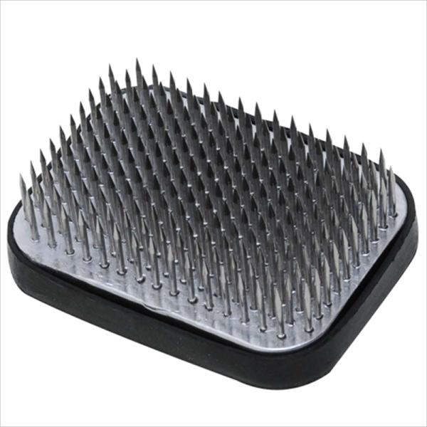 ステンレス針でサビにくいから生け花に最適です。[用途]剣山。[機能]生け花用です。錆びにくいステンレス針です。底面はすべりにくいゴムマット付きです。[仕様]●形状：小角。●サイズ(約)：68mm×51mm。●重量：約300g。●ゴムマット付...