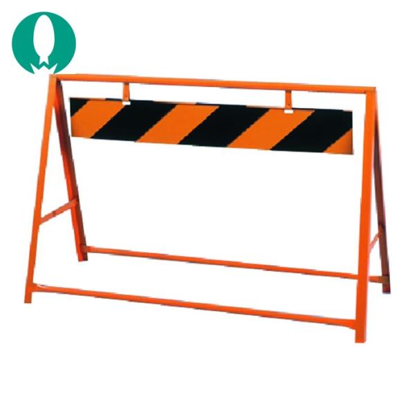 つくし 工事用フェンス|特長:立入禁止などの区画づくりに最適です。 表示板の裏側には「安全第一」の文字が印刷されています。