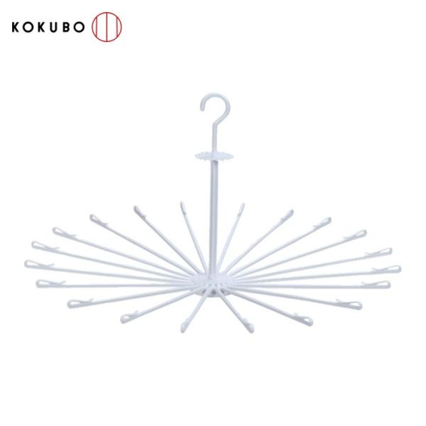 特長●白を基調とした、清潔感のあるシンプルなデザインのパラソルハンガーです。●使い方は、アームを広げて洗濯物をサッとかけて先端のクリップでとめるだけです。●クルクル回るので、立ち位置を変えずにタオル、Tシャツ、下着などが簡単に干せます。●取...