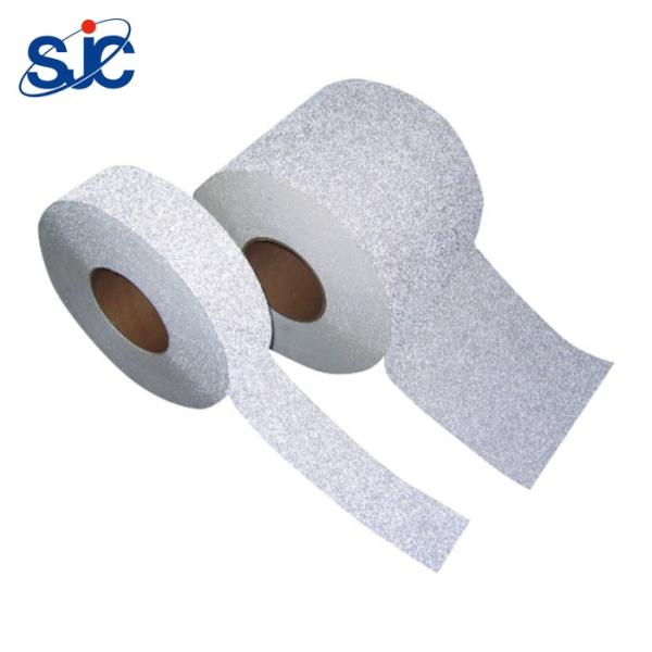 積水 ラインテープ|特長:貼り付けてゴムハンマーなどで圧着するだけで施工可能です。 プライマー不要・簡単施工の業務用区画線テープです。 表面にガラスビーズを固着させている為、良好な夜間視認性があります。