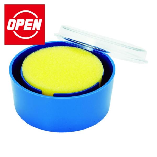 OP 卓上スポンジ|特長:ホコリが入らず、乾燥を防ぐフタ付です。 裏はすべり止め(4ヵ所)付きです。 ケース本体には再生ABS樹脂を使用しています。