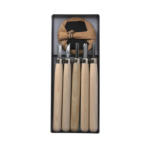 ●特長学童用彫刻刀のベストセラーです。●仕様刃は全鋼製です。注水式刃付け法で、切れ味抜群です。●用途版画・彫刻堀り等。●材質／仕上／セット内容／付属品柄：朴の木。ケース：プラスチック。刃：鋼(SK-5)。