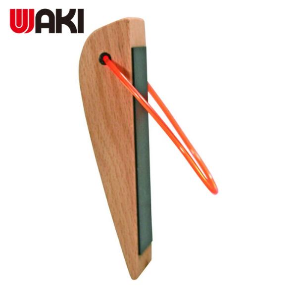 WAKI ドアストッパー|特長:ご使用にならない時はコード部分をレバーなどに引っ掛けて保管できます。 底面に特殊樹脂を使用しているので、しっかり固定します。 木製品ですのでフローリング床にマッチします。