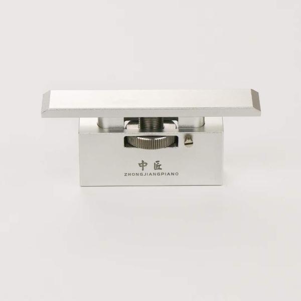 ボタンを回しながら、高さが調整できます。