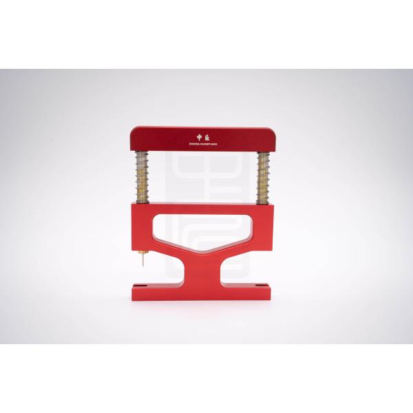 握るだけでセンターピンが簡単に抜けます。