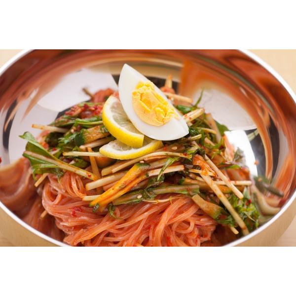 韓国冷麺と大きく違うところはスープがないところと、おもにコチュジャンで味付けするので辛味が強いところです。ピビン麺やビビン麺とも呼ばれています。【内容量】70g【原材料】【めん】小麦粉（国内製造）、でん粉、食塩 / 加工でん粉、酒精、（一部...