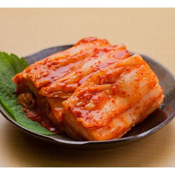 厳選された国産白菜を丁寧に二度漬けし、当社特製のキムチタレを白菜の葉一枚一枚に塗りこんだ本格キムチです。 昔ながらの製法で非常に手間がかかるキムチですが、丸ごとで届き、カットサイズを調整できるので焼肉屋さんなどでは好まれます。同じ白菜キムチ...