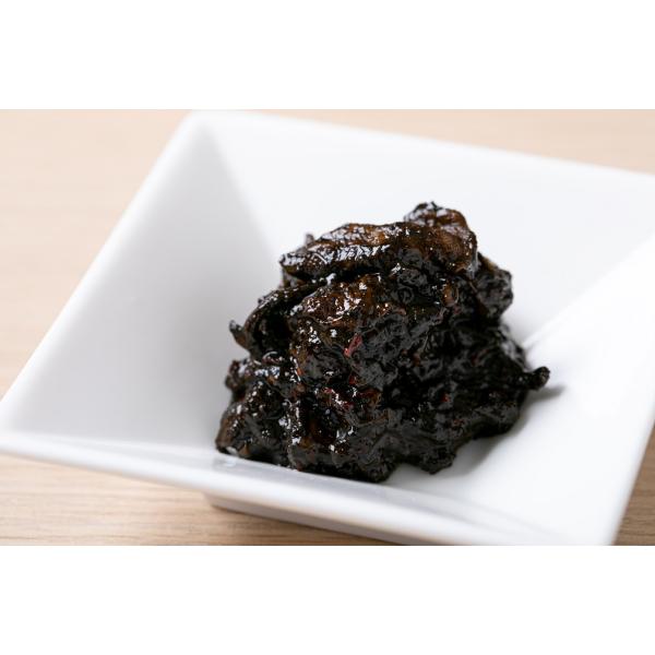 大人気のチャンジャシリーズです。チャンジャにきくらげ、イカ、イカ墨を混ぜ込んで、さらに深みのある味に仕上げました。ご飯のお供に、ビールのつまみに活躍の幅が広いキムチです♪【内容量】150ｇ【原材料】鱈の胃袋（アメリカ産）、いか（ペルー産）、...