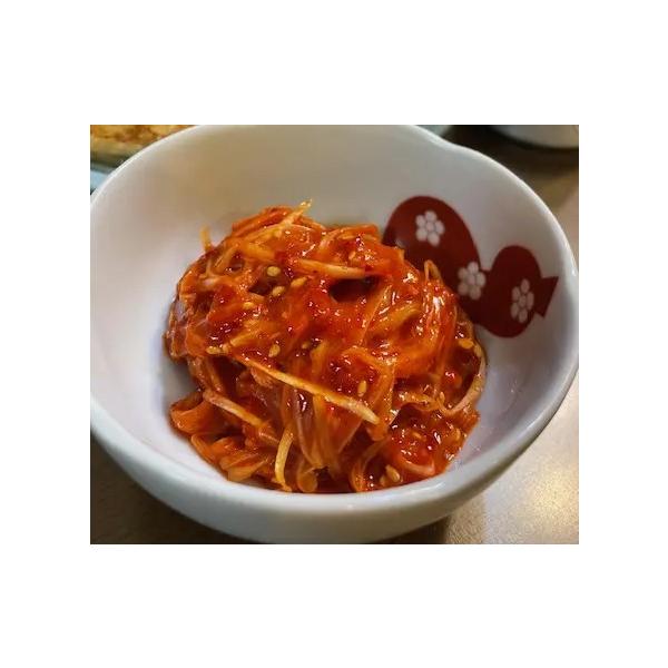 白髪ねぎをキムチにしました。イメージはサムギョプサルに豚肉と一緒に乗せる薬味。甘辛い味付けに、ちょっと酸味を加えているので、サッパリとした口当たりです。焼いた肉と一緒に食べると美味しいです♪【内容量】200ｇ【原材料】ねぎ（中国産）、漬け原...