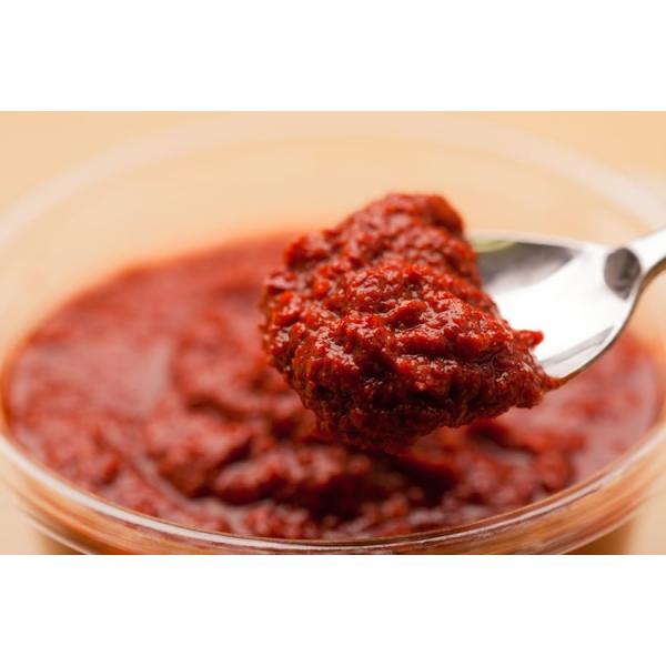 ケジャンを漬け込みタレです。醤油の旨みを凝縮した自家製の醤油だれをベースにヤンニョンにしています。唐辛子の風味を強烈な旨みと甘みで包み込んだ個性的な味が、カニや魚介の臭みをくせのある味に変えます【内容量】1kg【原材料】唐辛子、醤油、砂糖、...