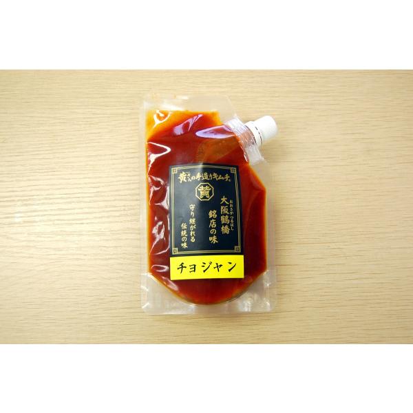 コチュジャンに、チョ（酢）を加えて作ります。甘辛い風味と、酢の酸味が特長で、色々な食品のツケダレとして、無くてはならない、名脇役な調味料です。 代表的なものとしては、蒸し豚・生センマイや刺身・ボイル野菜につけてお召し上がり頂くと美味しいです...