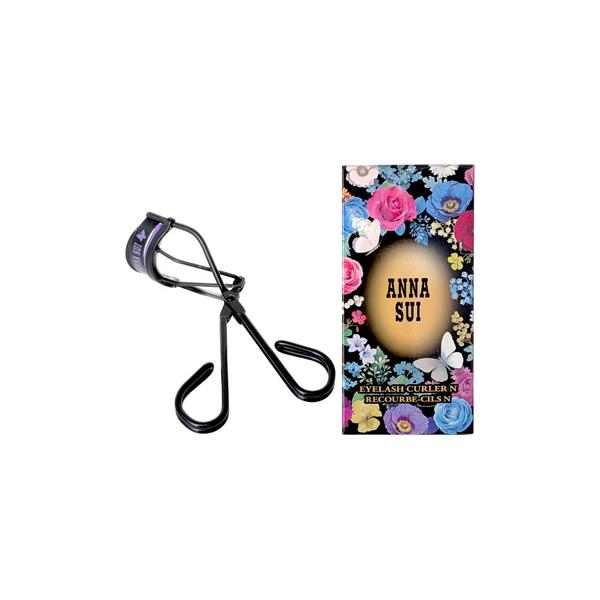 商品説明：ふわりと舞うように美しく。蝶がモチーフの新生アイラッシュカーラー。 ブランド象徴の蝶モチーフをあしらったこだわりのデザイン。 ふわりと舞う蝶のように美しくカールをきめるアイラッシュカーラーです。  ご使用方法 まぶたにカーラーのカ...