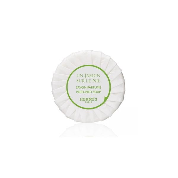 商品説明：洗い上がりはしっとり、ほのかな香りを残してくれるソープ。  手にもボディにもお使いいただけます。 水辺に咲き誇る睡蓮の涼しげな香りをベースにグレープフルーツ、マンゴーなどを加え夏向きの透明感がありながらも、エルメスならではの格調高...
