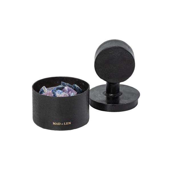 商品説明：南フランスで生まれたMAD et LEN（マドエレン）。 手作りで表現された、無骨さが美しい鉄の器に、パープルの霞に誘うような世界観を天然石で表現したポプリタイプのルームフレグランス。 ローズのアメジストとブルーのソーダライトは、...