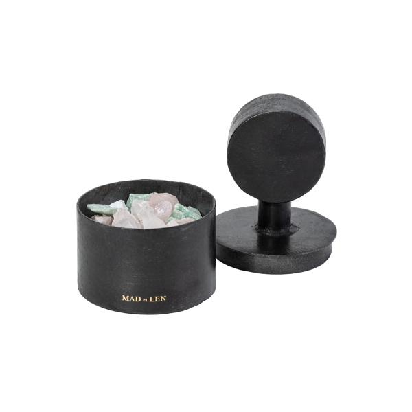 商品説明：南フランスで生まれたMAD et LEN（マドエレン）。 手作りで表現された、無骨さが美しい鉄の器に、フレッシュな果実のスイーツを天然石で表現したポプリタイプのルームフレグランス。 水色のカルサイト、淡いローズのアメジスト、グリー...