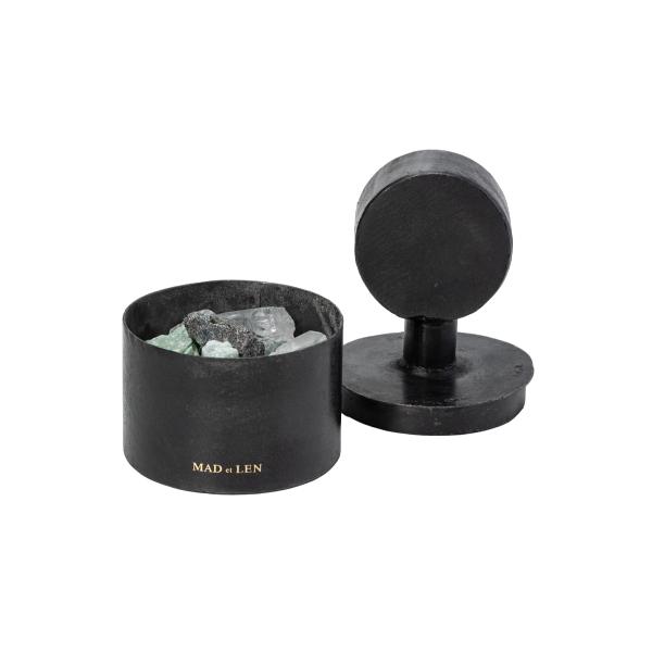 商品説明：南フランスで生まれたMAD et LEN（マドエレン）。 手作りで表現された、無骨さが美しい鉄の器に、天然石のエメラルド・アベンチュリン・クリスタルを入れたポプリタイプのルームフレグランス。 希望と安心感に満ちたグリーンベースの天...